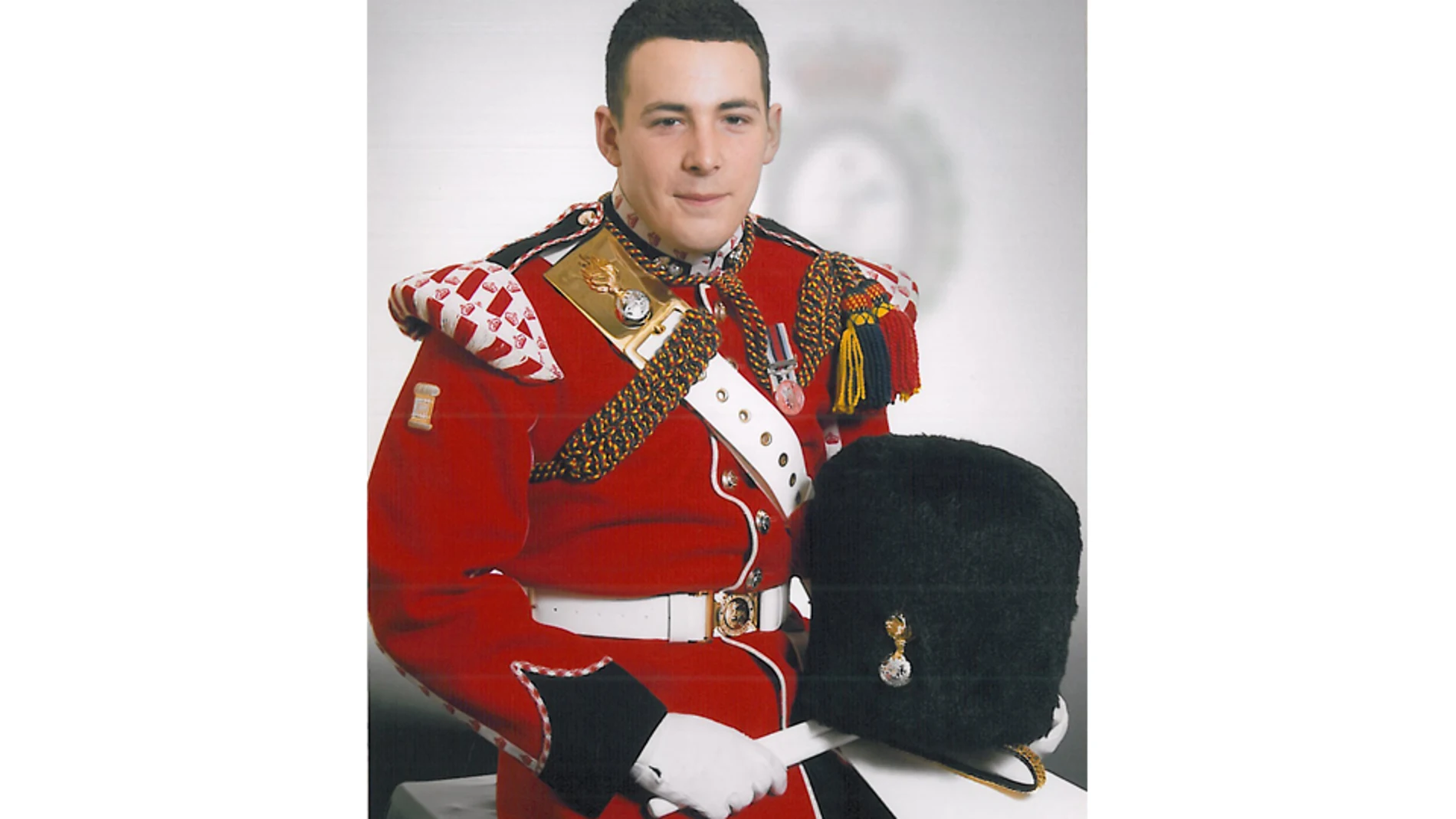El militar asesinado era hincha del Manchester y padre de un hijo de dos años