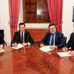 Los dirigentes de PP y Vox, durante la firma del acuerdo de investidura / Foto: Manuel Olmedo