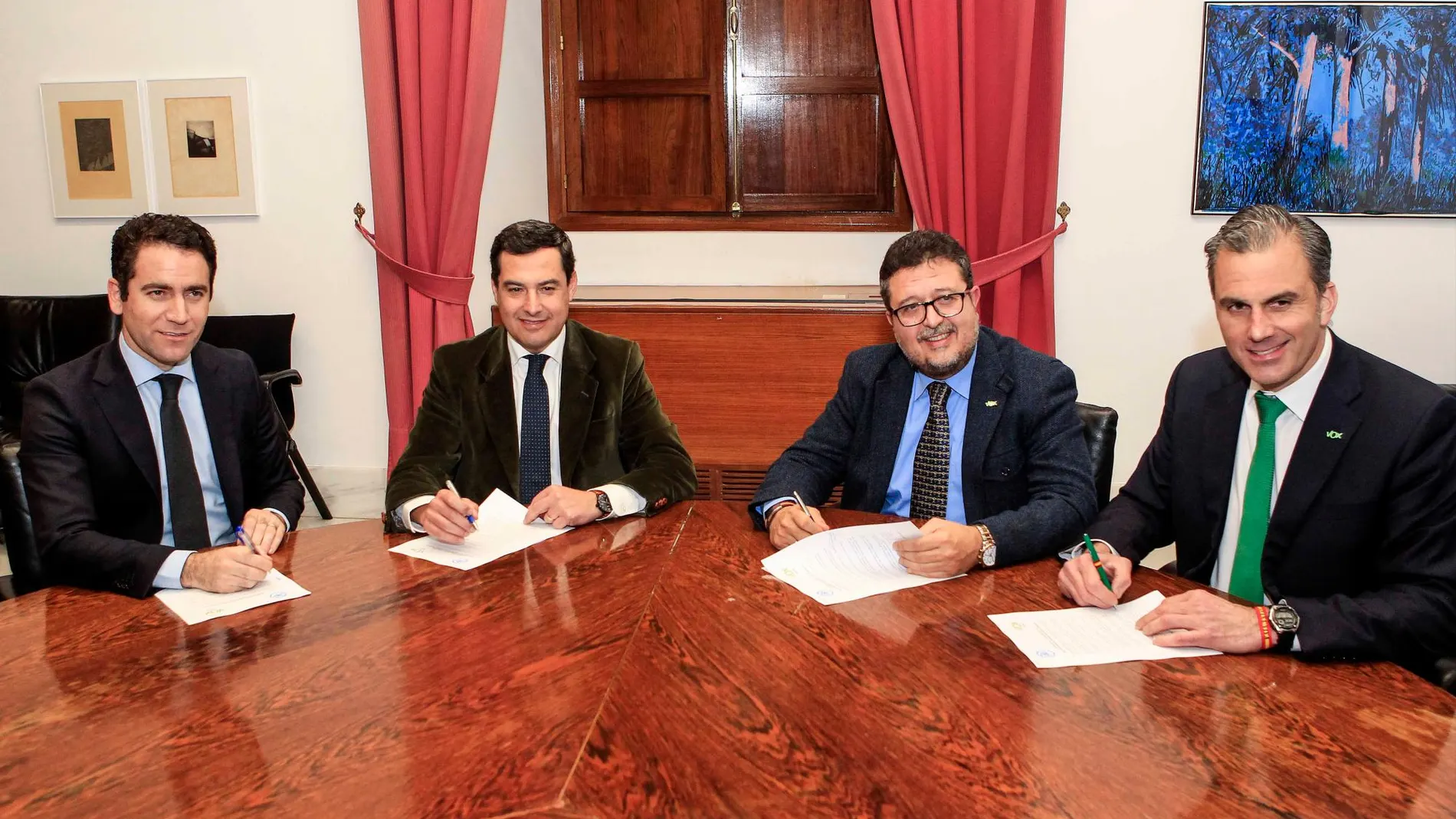 Los dirigentes de PP y Vox, durante la firma del acuerdo de investidura / Foto: Manuel Olmedo