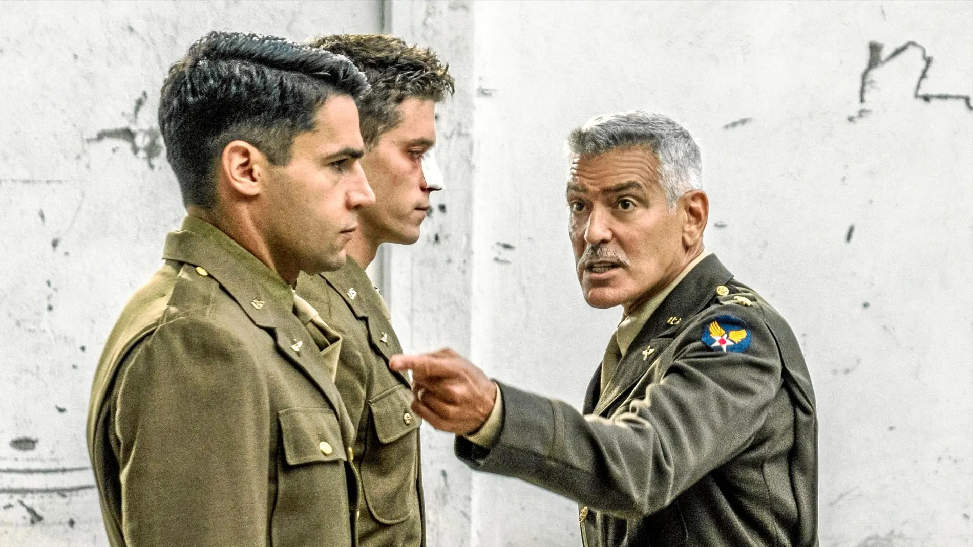 George Clooney (teniente Scheisskopf), en una de las escenas de «Trampa 22»