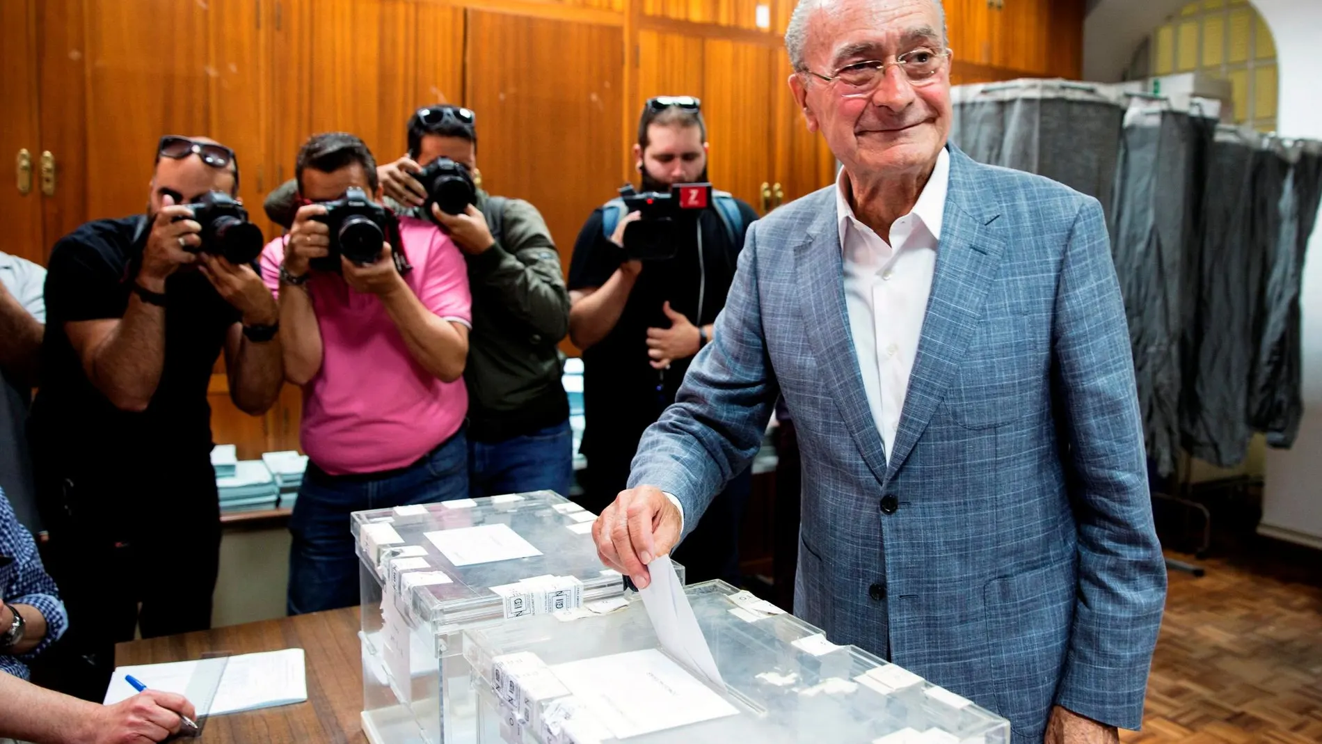 El alcalde de Málaga, Francisco de la Torre, vota hoy. EFE/Jorge Zapata