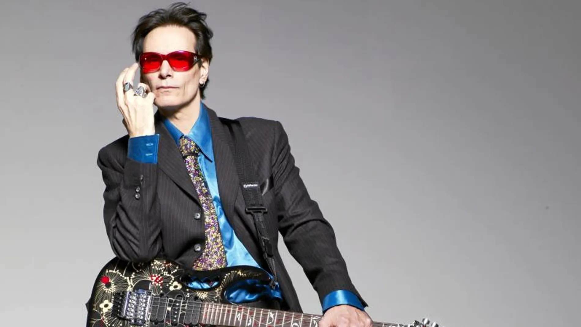 Steve Vai, pasa por España con 12 o 13 guitarras