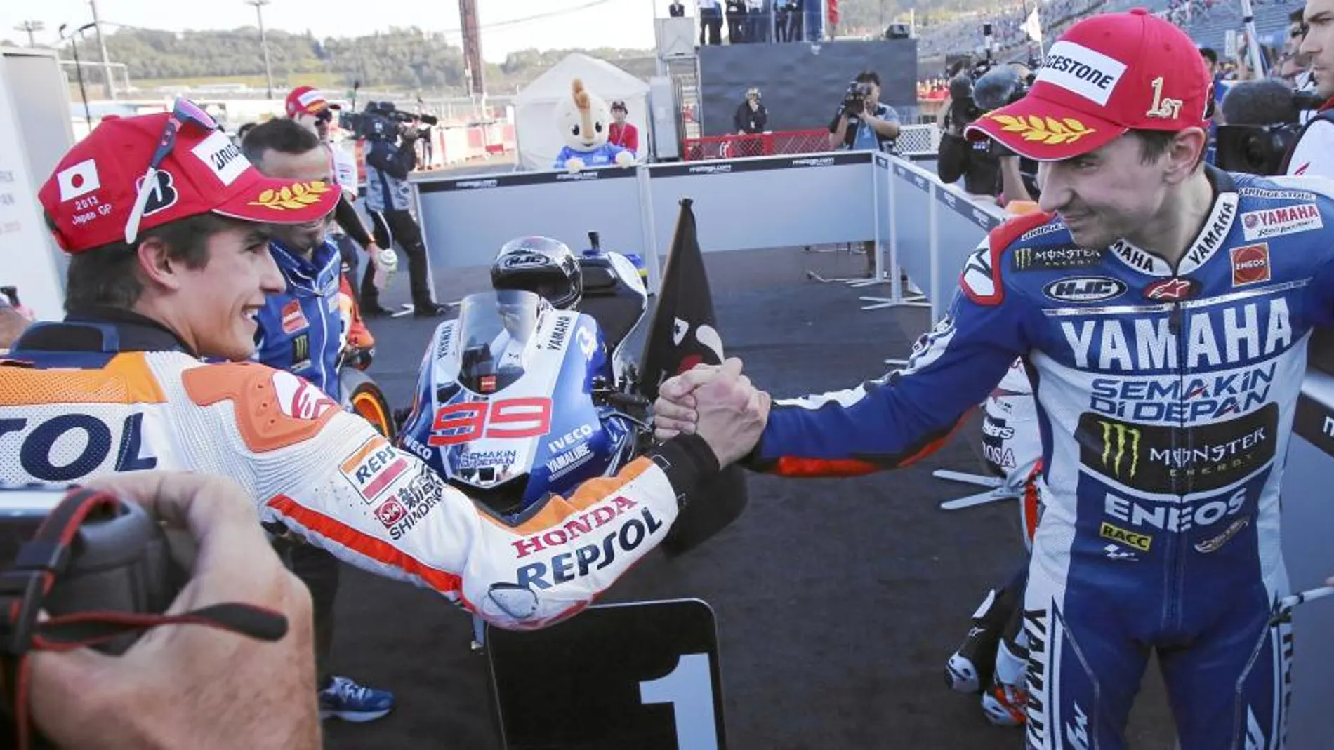 Los dos candidatos al título se felicitan tras la carrera de ayer. Cheste los espera. Foto: Ap