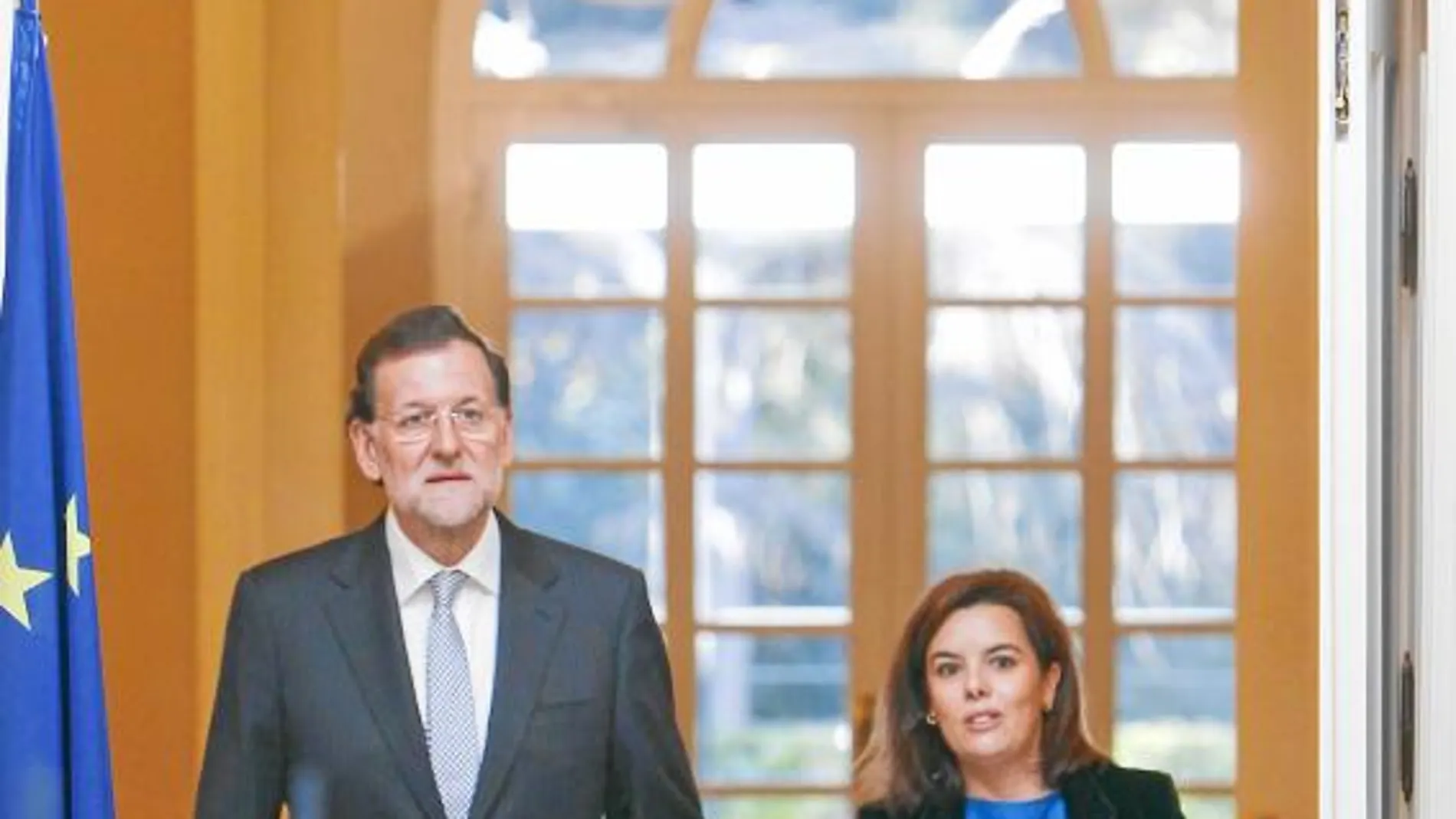 Esta imagen se tomó en La Moncloa, un año después de que Rajoy ganara las elecciones en noviembre de 2011 para hacer balance del primer año de Gobierno. El líder del Ejecutivo y la vicepresidenta Saénz de Santamaría han trabajado en lo que va de Legislatura «codo con codo».