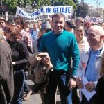 Tomás Gómez, en una manifestación contra la externalización. Sobre la foto, el burofax que Gómez envió a las empresas privadas del sector sanitario
