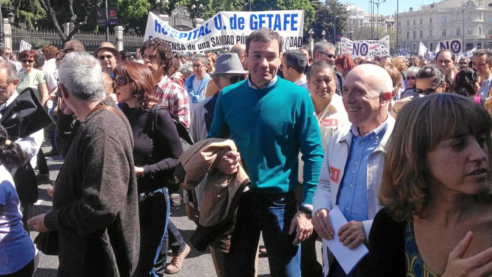 Tomás Gómez, en una manifestación contra la externalización. Sobre la foto, el burofax que Gómez envió a las empresas privadas del sector sanitario