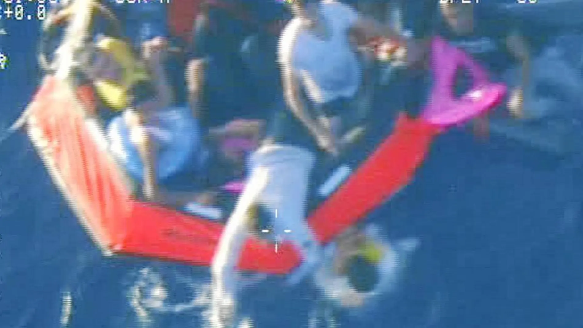 Una barcaza con 250 personas se hunde a 111 kilómetros de la isla y deja 50 muertos, entre ellos diez niños