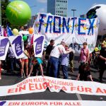 Decenas de personas participan este domingo en la marcha “Una Europa para todos: Tu voz contra el nacionalismo” en Berlín / Efe