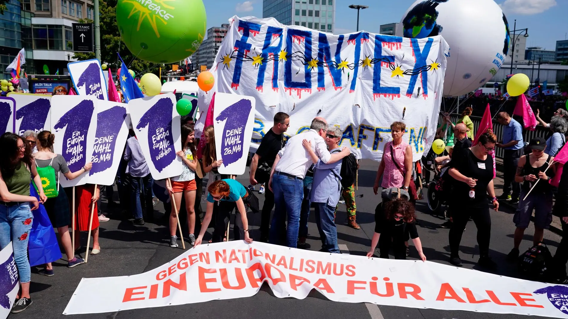 Decenas de personas participan este domingo en la marcha “Una Europa para todos: Tu voz contra el nacionalismo” en Berlín / Efe