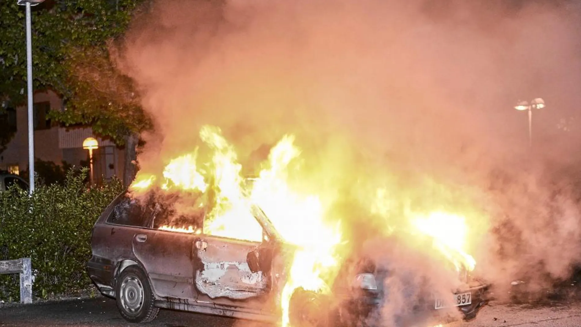 Un coche arde en los suburbios de Estocolmo