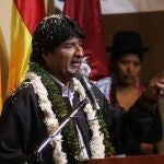 El presidente boliviano Evo Morales (c) habla hoy, miércoles 17 de julio de 2013, durante un encuentro con campesinos e indígenas leales en el que analizarán el incidente sufrido por su avión en Europa en el Palacio de Telecomunicaciones en La Paz (Bolivia).