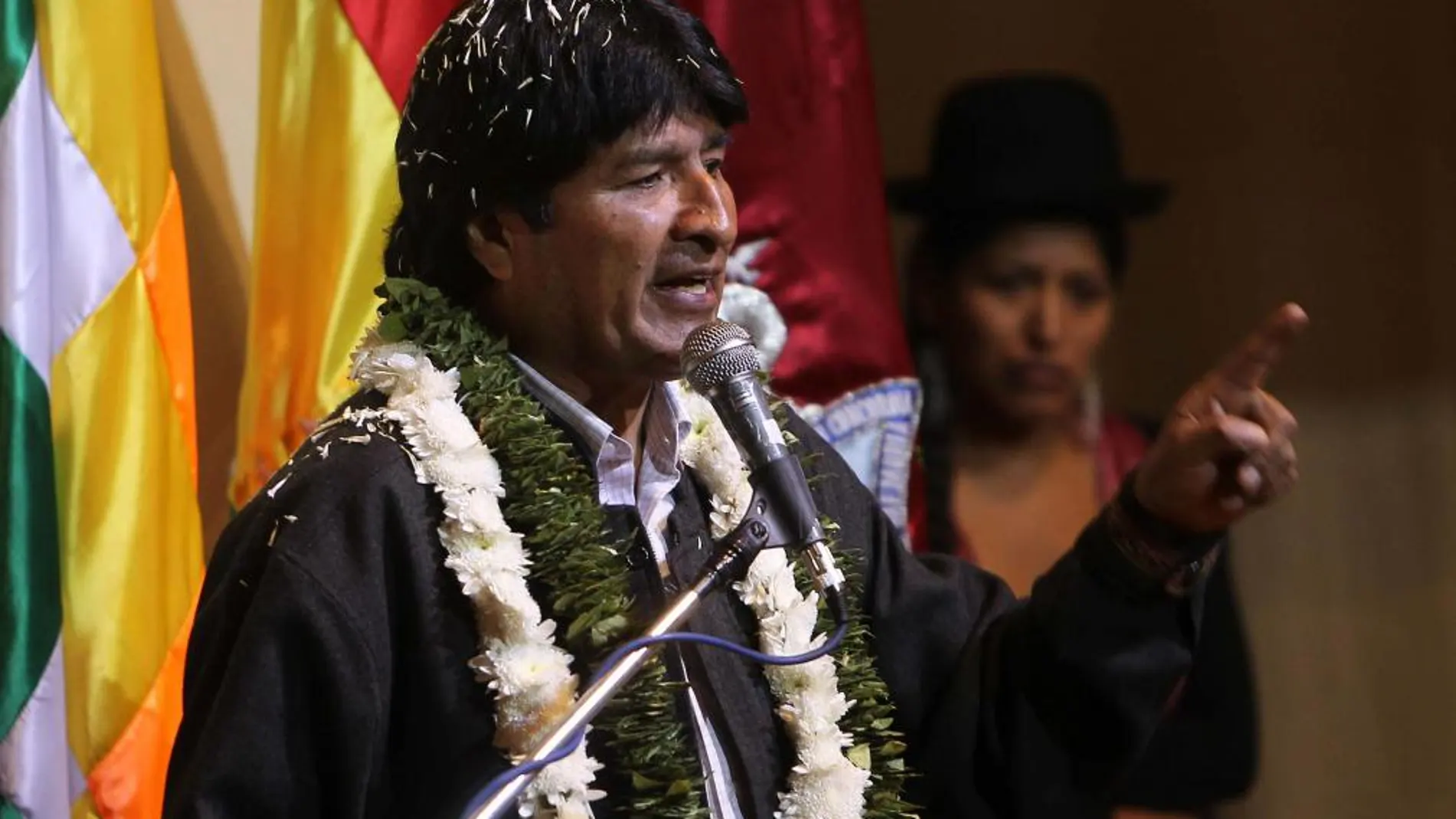 El presidente boliviano Evo Morales (c) habla hoy, miércoles 17 de julio de 2013, durante un encuentro con campesinos e indígenas leales en el que analizarán el incidente sufrido por su avión en Europa en el Palacio de Telecomunicaciones en La Paz (Bolivia).