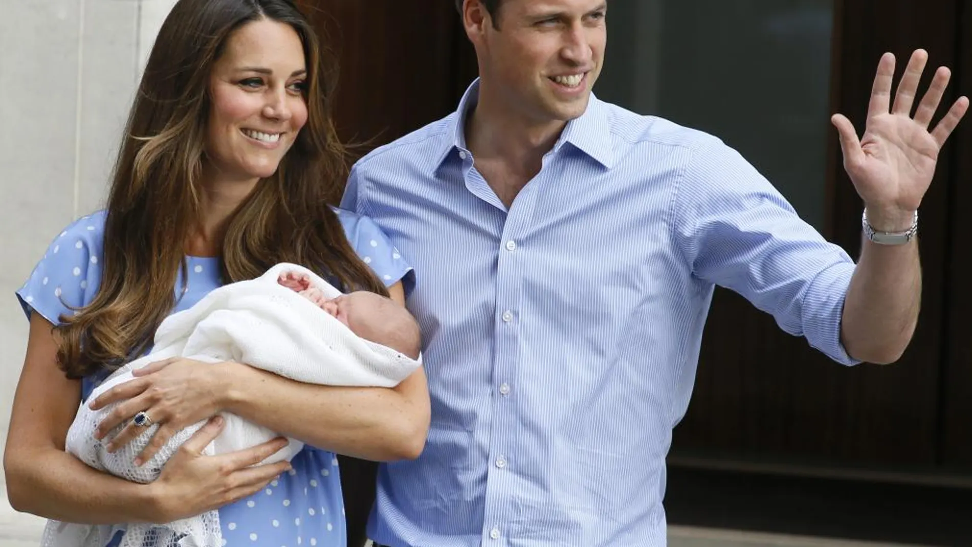 Los duques de Cambridge, Guillermo y Catalina con el bebé