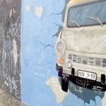 Grafiti en un trozo del Muro del Berlín de un Trabant, el coche que acabó siendo símbolo de la extinta RDA