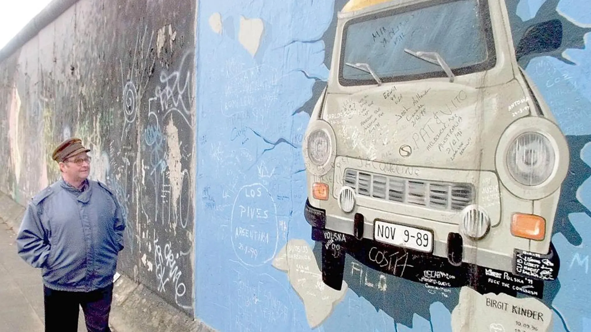 Grafiti en un trozo del Muro del Berlín de un Trabant, el coche que acabó siendo símbolo de la extinta RDA