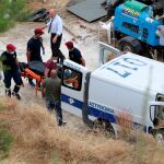 Autoridades chipriotas transportan un cadáver hallado en el lago Mitsero, en Nicosia (Chipre) / Fotos: Efe
