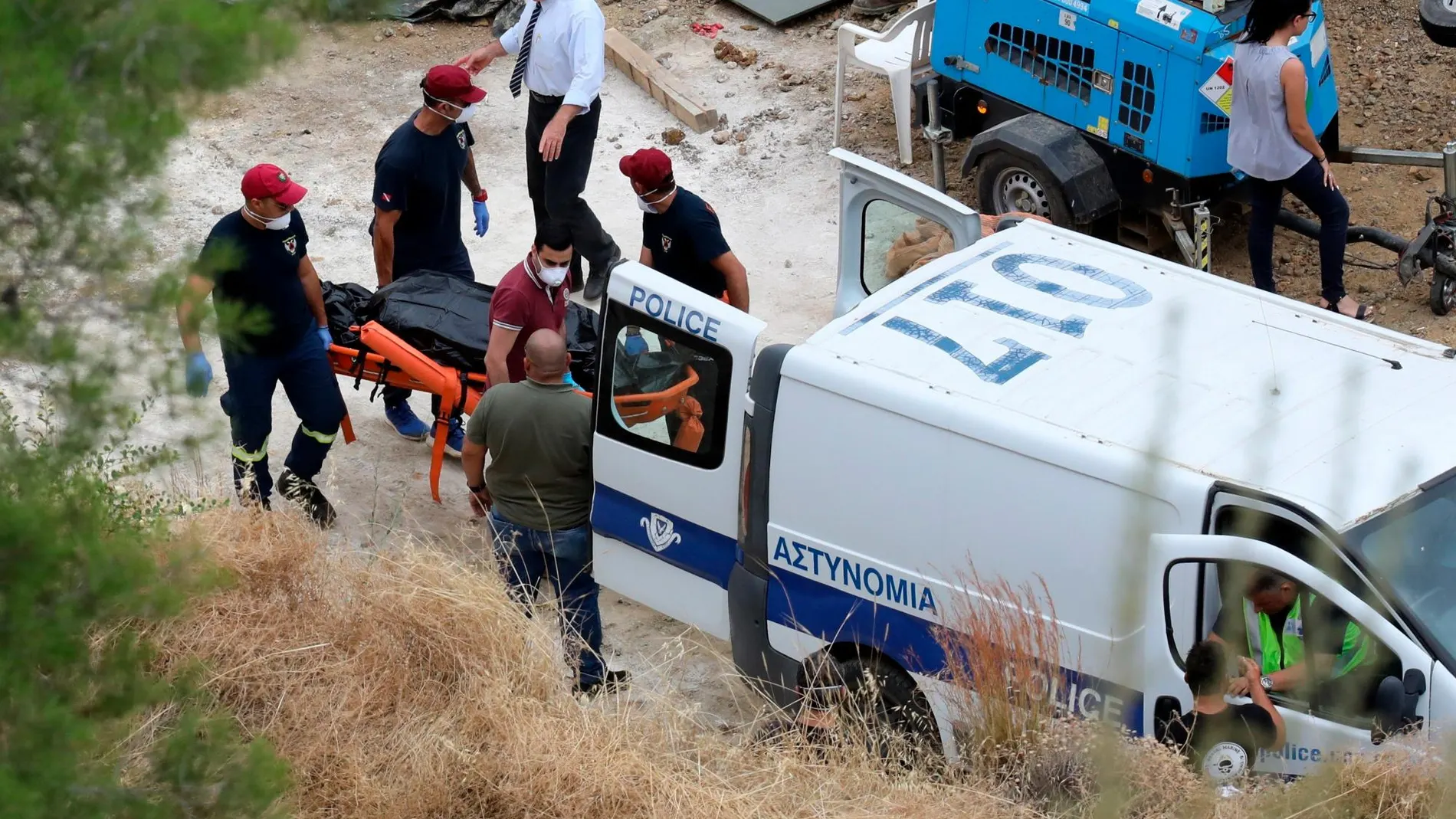 Autoridades chipriotas transportan un cadáver hallado en el lago Mitsero, en Nicosia (Chipre) / Fotos: Efe