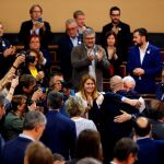 El senador de ERC Raül Romeva (c, de espaldas), ha sido recibido con aplausos y abrazos de los diputados independentistas catalanes a su entrada en el antiguo Salón de Plenos del Senado