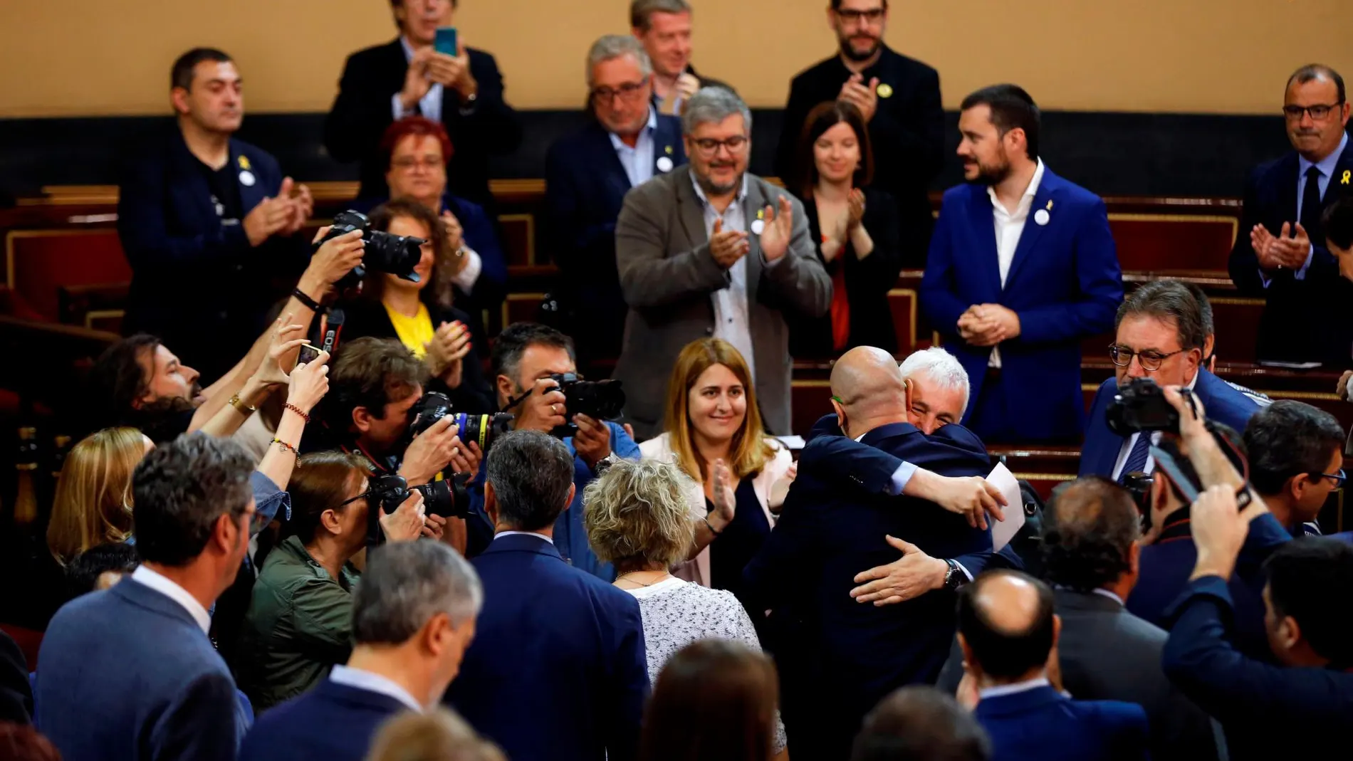 El senador de ERC Raül Romeva (c, de espaldas), ha sido recibido con aplausos y abrazos de los diputados independentistas catalanes a su entrada en el antiguo Salón de Plenos del Senado