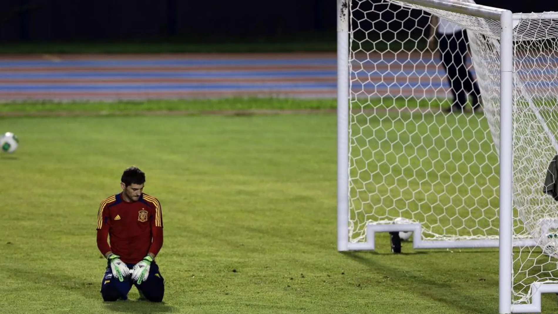 Iker Casillas, sentado y observando el césped en uno de los entrenamientos en Flortaleza