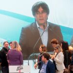 El expresidente de la Generalitat y cabeza de lista a las elecciones europeas por JxCat, Carles Puigdemont, interviene por videoconferencia desde Bruselas en la sede electoral del partido tras conocerse los resultados de las elecciones del 26M.