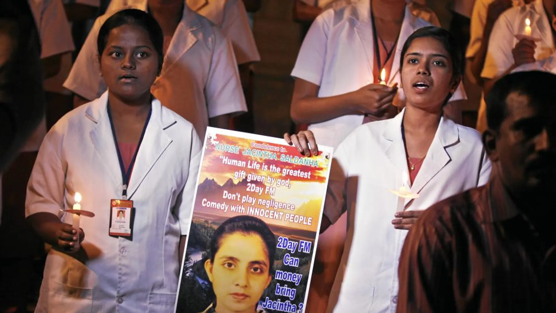Un grupo de enfermeras, en una vigilia celebrada en Mangalore, India, en memoria de Saldanha