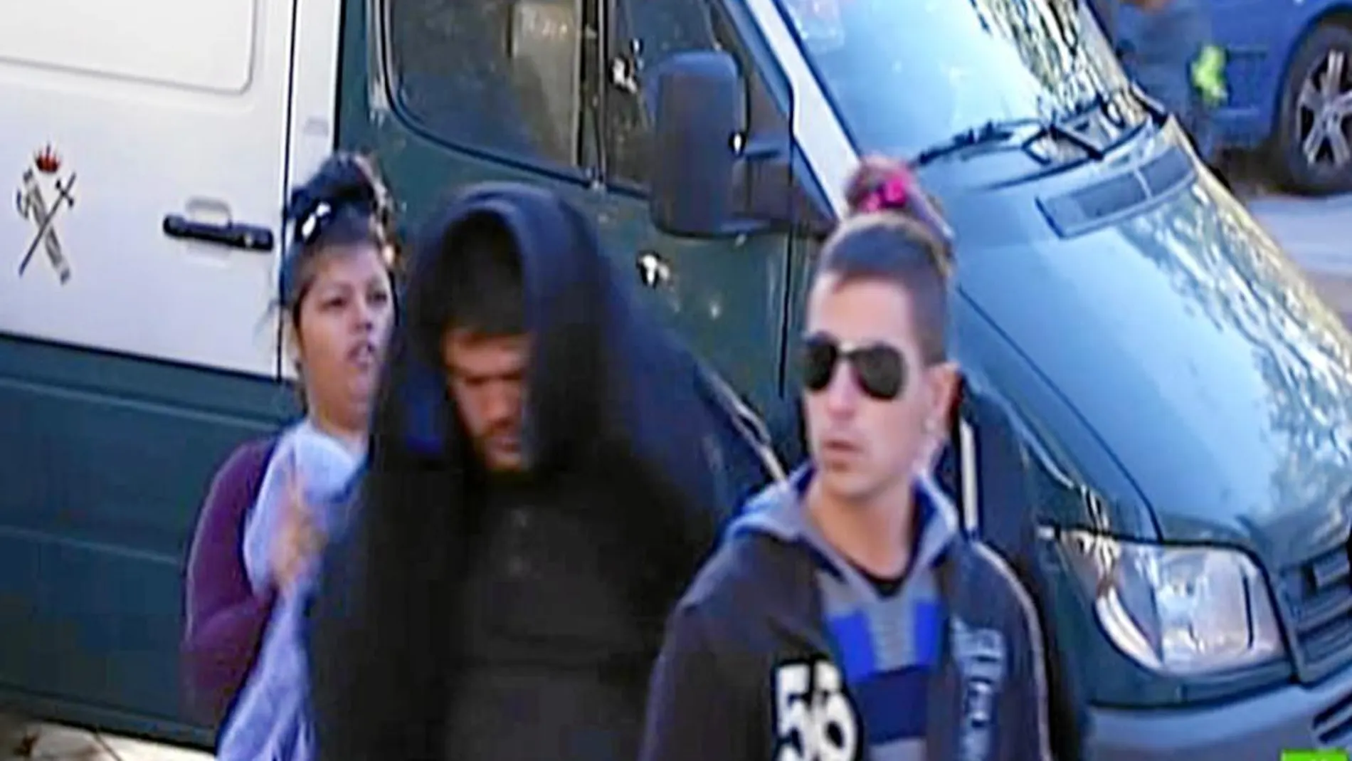 La extensa familia que compone el clan, ayer, a su llegada a la Audiencia Provincial