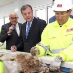 El consejero de Fomento y Medio Ambiente, Antonio Silván, visita una planta de residuos de construcción