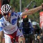 El ciclista español del Katusha Dani Moreno cruza en primera posición la línea de meta tras la cuarta etapa de la Vuelta Ciclista a España