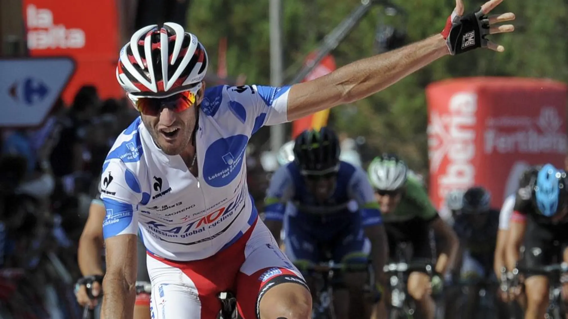 El ciclista español del Katusha Dani Moreno cruza en primera posición la línea de meta tras la cuarta etapa de la Vuelta Ciclista a España