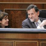 La vicepresidenta del Gobierno, Soraya Sáenz de Santamaría, junto al presidente, Mariano Rajoy, durante un pleno en el Congreso de los diputados