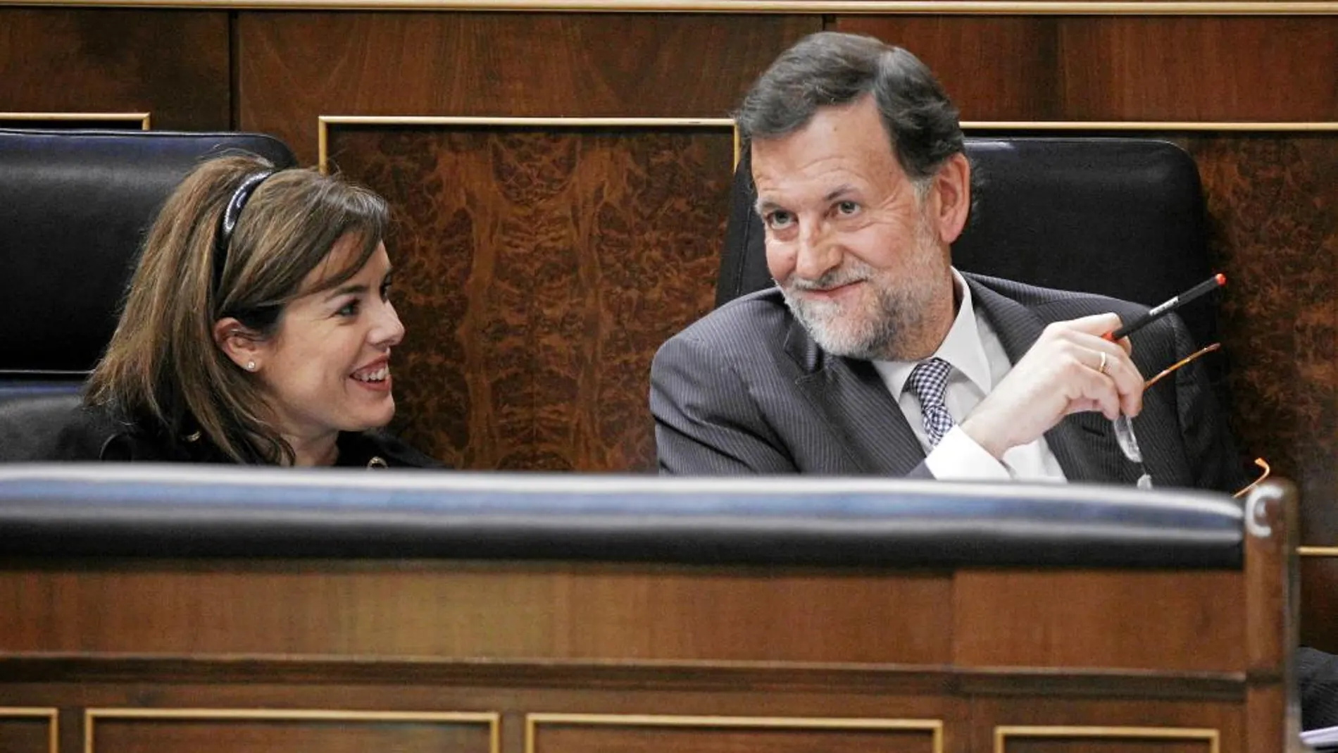 La vicepresidenta del Gobierno, Soraya Sáenz de Santamaría, junto al presidente, Mariano Rajoy, durante un pleno en el Congreso de los diputados