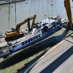 Imagen de la aparatosa operación de reflotamiento en el río Danubio/ AP