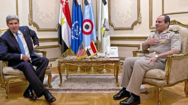 John Kerry, secretario de Estado de Estados Unidos, junto al general Al Sisi, ayer, en El Cairo