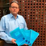 Pierre Monteagudo posa con los documentos elaborados por Héctor R. Rojas y desclasificados por la NASA