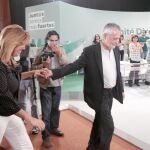 José Antonio Griñán sube a Susana Díaz al estrado, ayer ante el Comité Director del PSOE andaluz