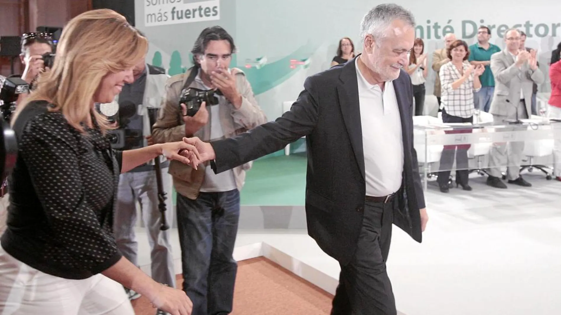 José Antonio Griñán sube a Susana Díaz al estrado, ayer ante el Comité Director del PSOE andaluz