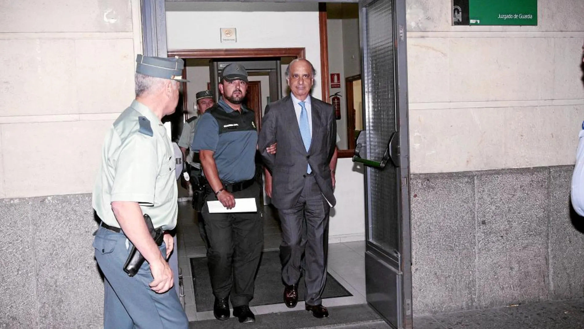 José González Mata, a la salida de los juzgados camino de la cárcel