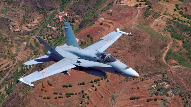 Un caza F-18 en vuelo