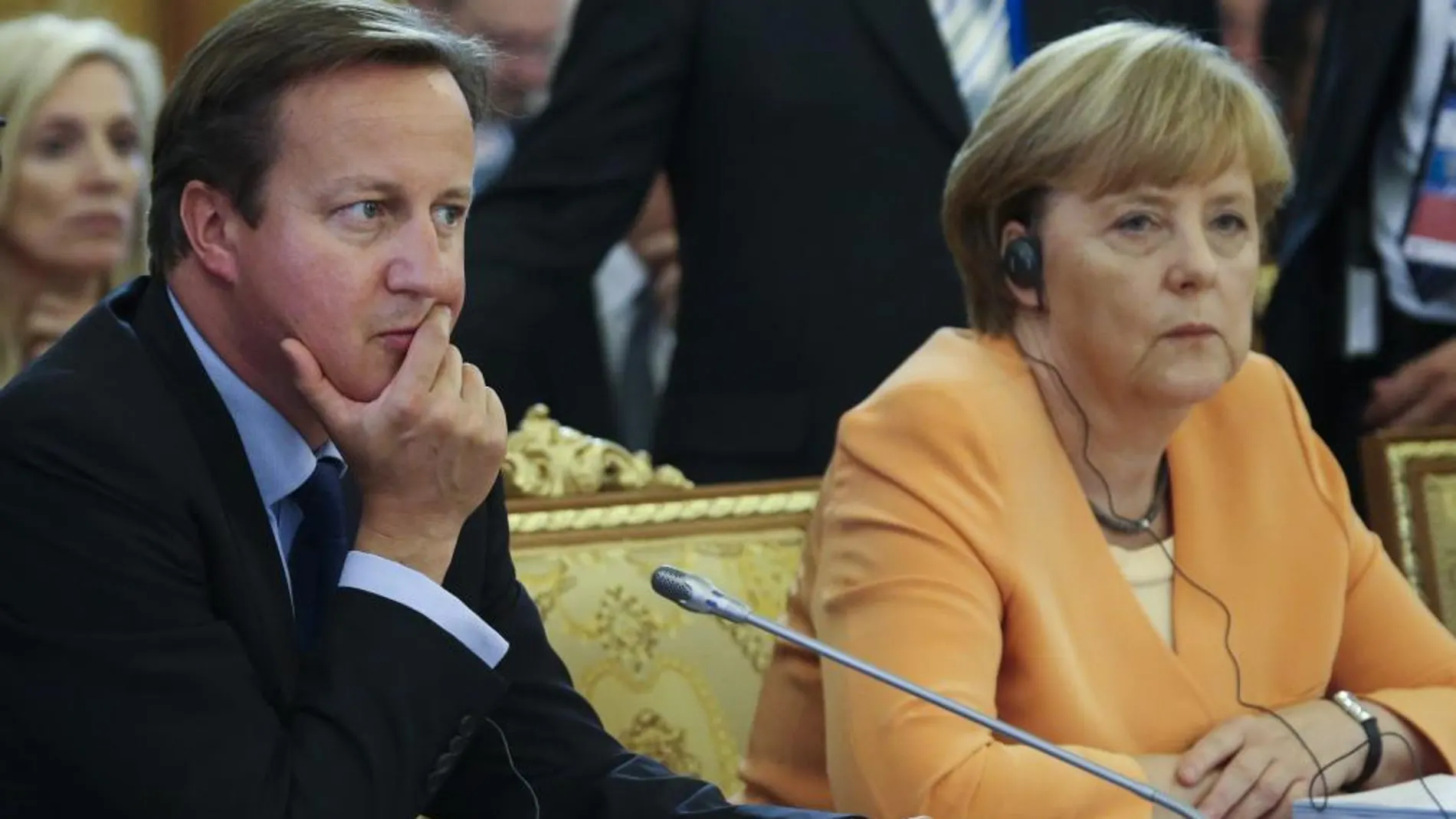 David Cameron y la canciller alemana, Angela Merkel, en la primera reunión de trabajo de la cumbre del G20.