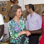 La Reina Sofía observa algunas de las telas en el taller de confección "koluté"(confianza en senegalés), durante la visita a la Fundación Joana Barceló, una de las sedes de Cáritas Mallorca, en Palma