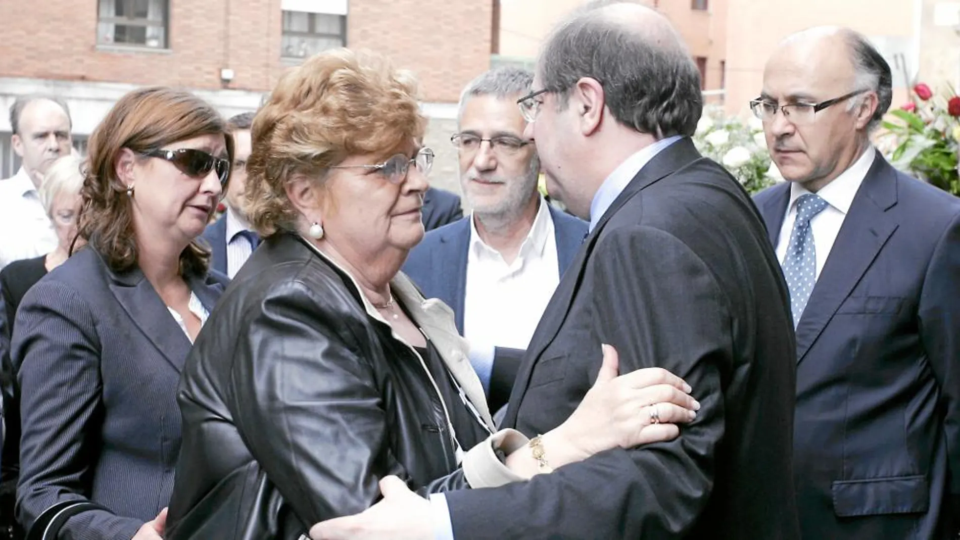 Herrera y Ruiz Medrano dan el pésame a la familia y arriba José María González saluda a Agustín Prieto