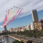 La Patrulla Águila sobrevuela el puerto deportivo de Alicante y la Explanada.