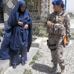 La guardia civil Estefanía García, con la policía afgana Sakinhe