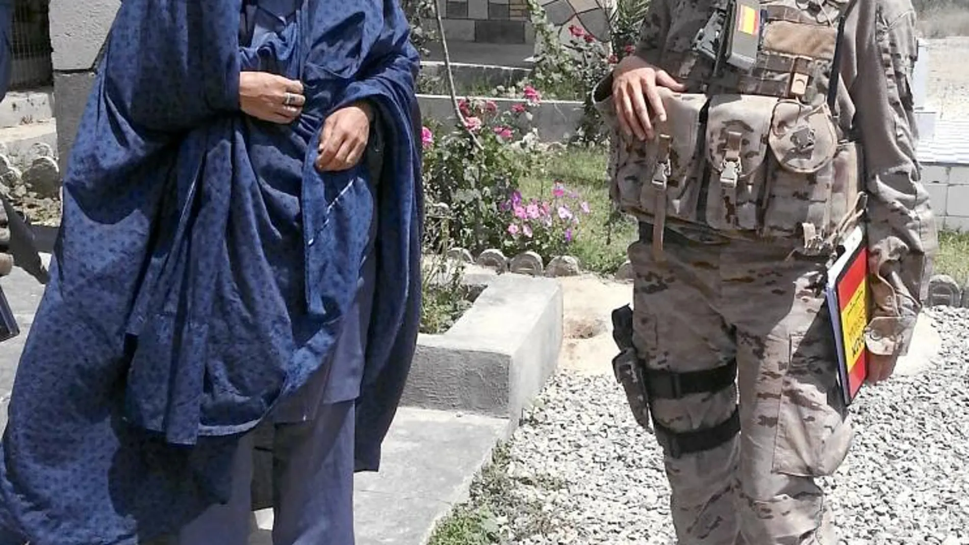 La guardia civil Estefanía García, con la policía afgana Sakinhe