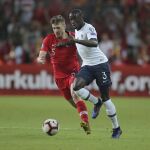 Mendy pugna con Tokoz en el último partido de Francia, ante Turquía