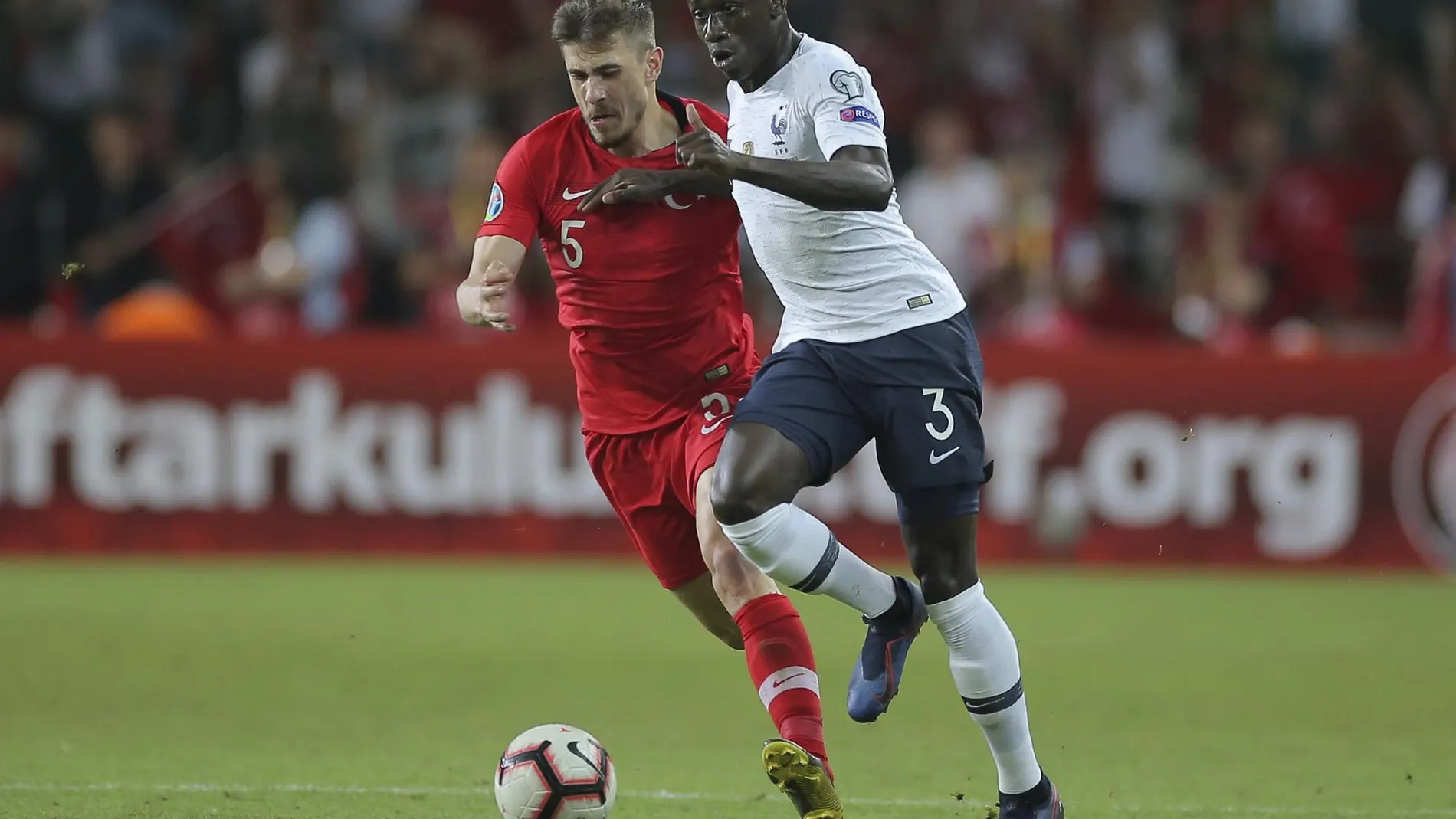 Mendy pugna con Tokoz en el último partido de Francia, ante Turquía