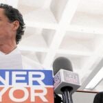 Weiner compareció antes de que su esposa le defendiera