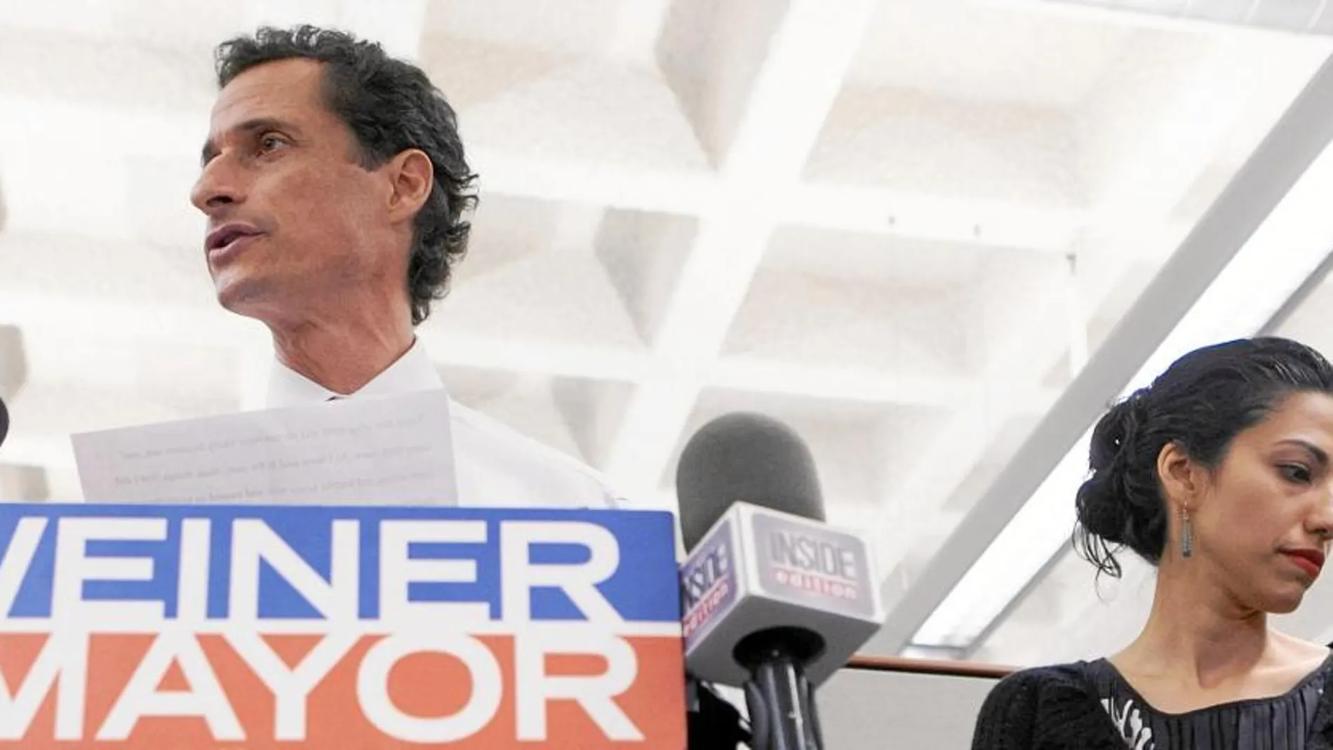 Weiner compareció antes de que su esposa le defendiera