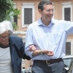 El nuevo alcalde de Roma, Ignazio Marino, del Partido Demócrata, acompaña ayer a su madre al centro de votación.